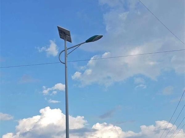 8米新农村太阳能路灯-鑫永虹照明平凉工程案例