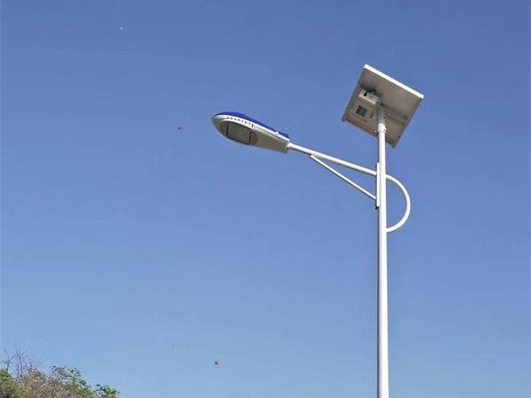 鑫永虹6米30瓦LED太阳能路灯平凉新农村案例