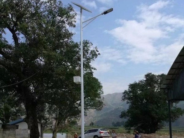 云南新平LED太阳能路灯工程案例