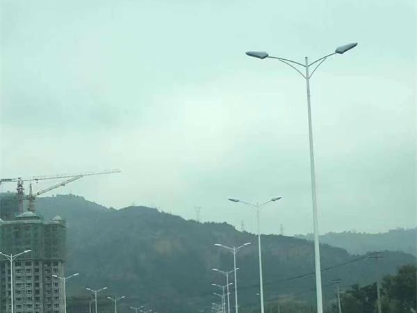 鑫永虹照明参与平凉新民北路12米路灯道路建设