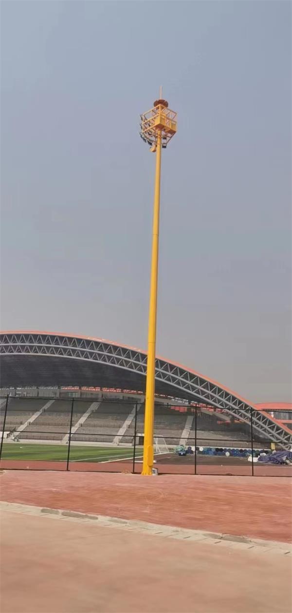 鑫永虹照明 球场25米升降式高杆灯工程案例实拍图一