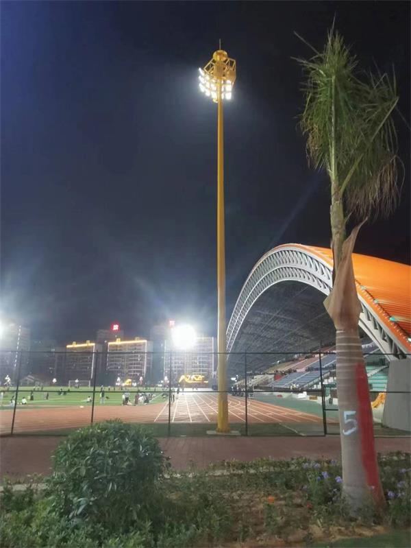 鑫永虹照明 球场25米升降式高杆灯工程案例实拍图二