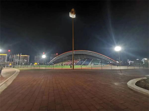 鑫永虹照明 球场25米升降式高杆灯工程案例实拍图三
