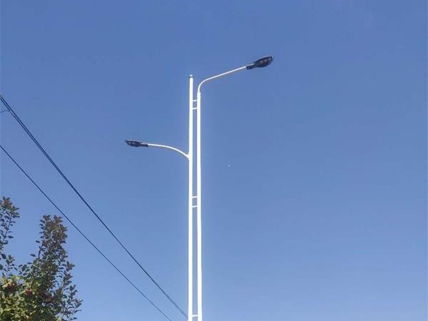 鑫永虹照明14米LED路灯进驻新疆伊宁